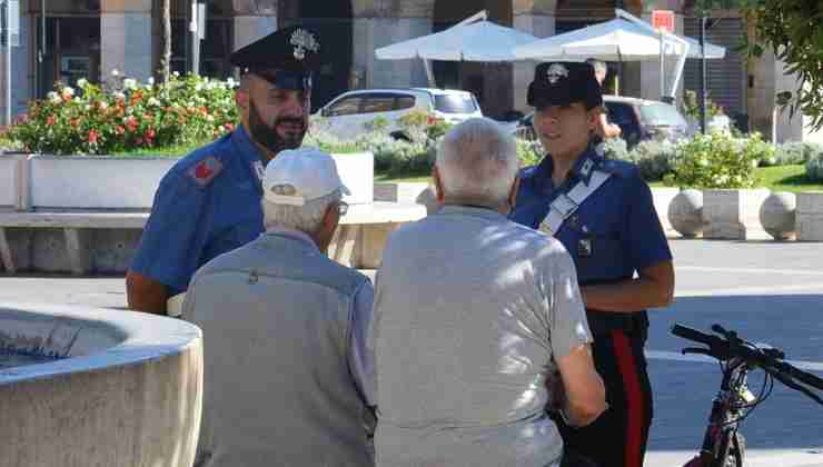Carabinieri con anziani a Castel Gandolfo