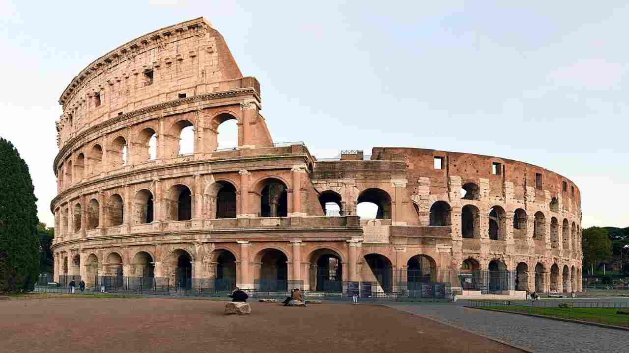 Da cosa deriva il termine 'Colosseo', con descrizione e storia dell'Anfiteatro Flavio. Excursus sulle attività dell'arena.