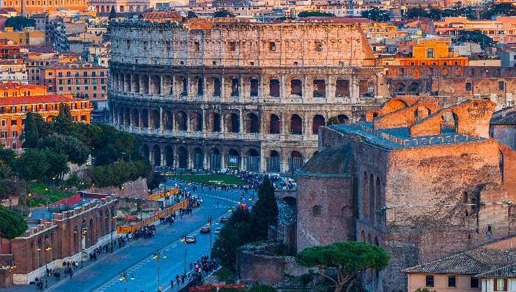 Colosseo crollato a metà