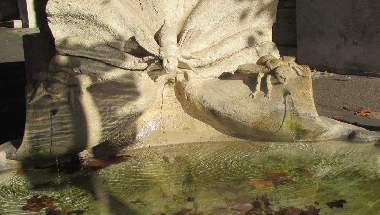 La Fontana delle Api del Bernini, storia, funzione, descrizione, aneddoti e collocazione odierna rispetto alla precedente.