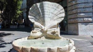 La Fontana delle Api del Bernini, storia, funzione, descrizione, aneddoti e collocazione odierna rispetto alla precedente.