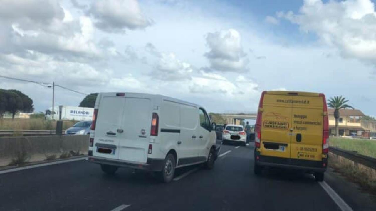 Tamponamento sulla Pontina, che ha coinvolto tre mezzi, due auto e un furgone. Forti disagi per chi viaggia verso Latina