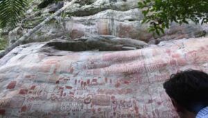 In uno studio anglocolombiano del 2020 la scoperta di 12 chilometri di pareti incise da Sapiens del XII secolo a.C.