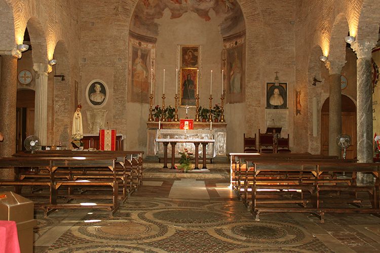 La chiesa di San Benedetto in Piscinula ospita il più piccolo campanile di Roma e la campana più antica. Infatti si salvò dal sacco di Roma.