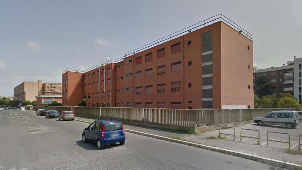 Quattro classi del liceo Pascal di Pomezia saranno trasferite presso Selva dei Pini. Gli studenti non sanno come arrivarci.