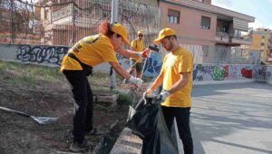 Ministri Volontari di Scientology puliscono davanti la stazione Battistini