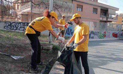 Ministri Volontari di Scientology puliscono davanti la stazione Battistini