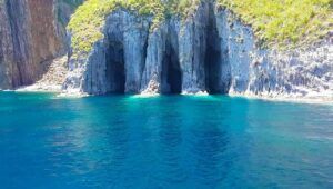 Palmarola, un paradiso mozzafiato nell'arcipelago pontino. Disabitata e sede di acque incontaminate e colori incredibili.