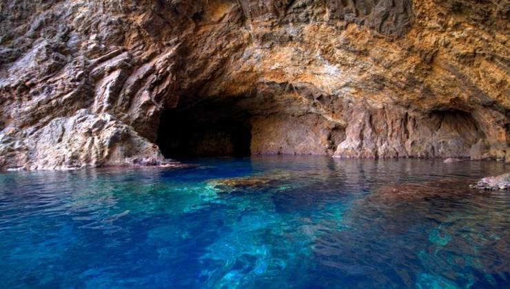 Palmarola, un paradiso mozzafiato nell'arcipelago pontino. Disabitata e sede di acque incontaminate e colori incredibili.