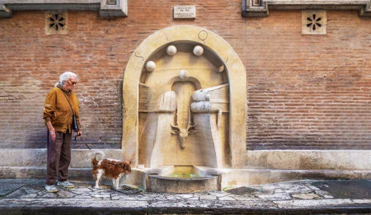 Passante vicino la fontana dei libri