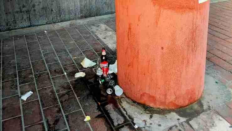 Pavimenti pieni di urina fuori dalla stazione Laurentina