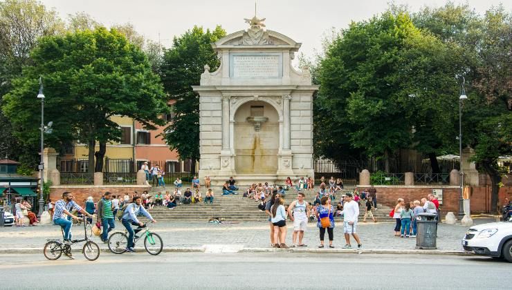 Turisti si trova in Piazza Trilussa a Trastevere, Roma