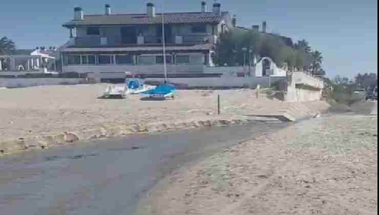 Risacca di acqua sporca sulla spiaggia di Ardea