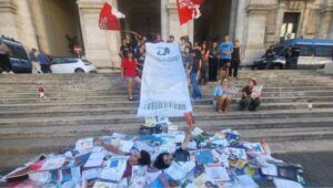 Caro libri nella Capitale continua la protesta studentesca di fronte al Ministero dell'Istruzione e del Merito