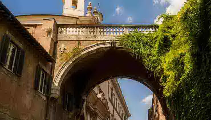 arco farnese in via giulia