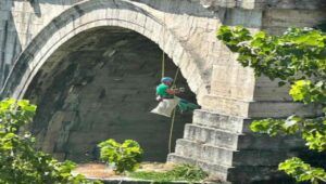 Opera di manutenzione e pulizia arbusti 'acrobatica' per Ponte Sant'Angelo che dopo otto anni torna a risplendere