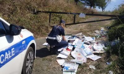 libri buttati in un terreno a Lanuvio