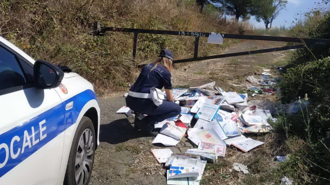 libri buttati in un terreno a Lanuvio