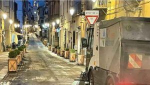 Operatore ecologico investito da un furgone durante il suo turno di lavoro a Velletri: 58enne trasportato in ospedale in gravi condizioni