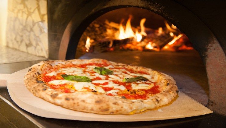 Vera pizza napoletana italiana chiamata pizza margherita appena fuori dal forno