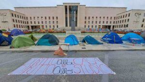 Tornano le proteste per il caro affitti a Roma: studenti accampati con le tende fuori all'Università La Sapienza
