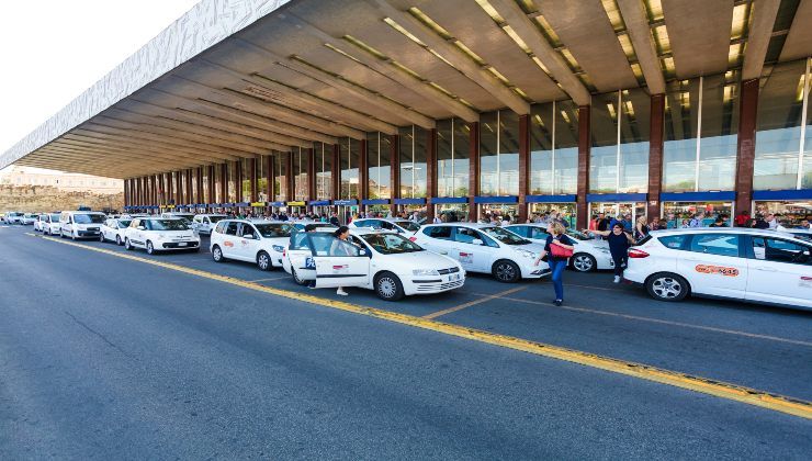 Taxi e coda da persone all'ingresso della Stazione Termini