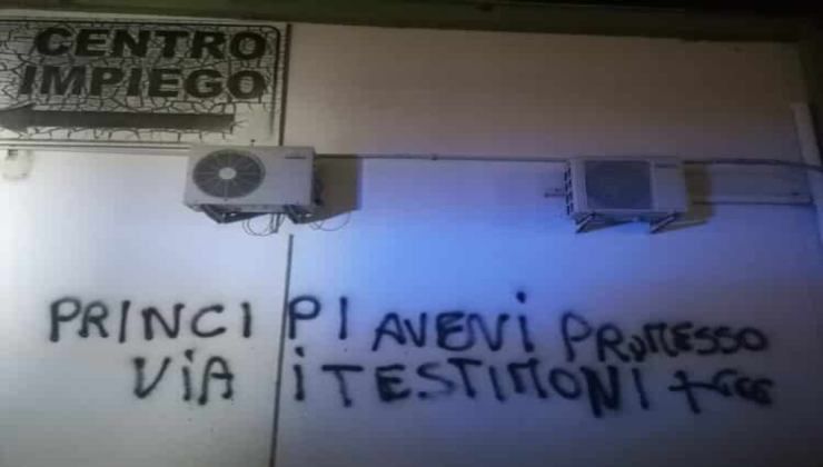 Atto intimidatorio nella notte ad Aprilia. Scritte minacciose contro il Sindaco e bombe molotov contro la sede della Multiservizi.