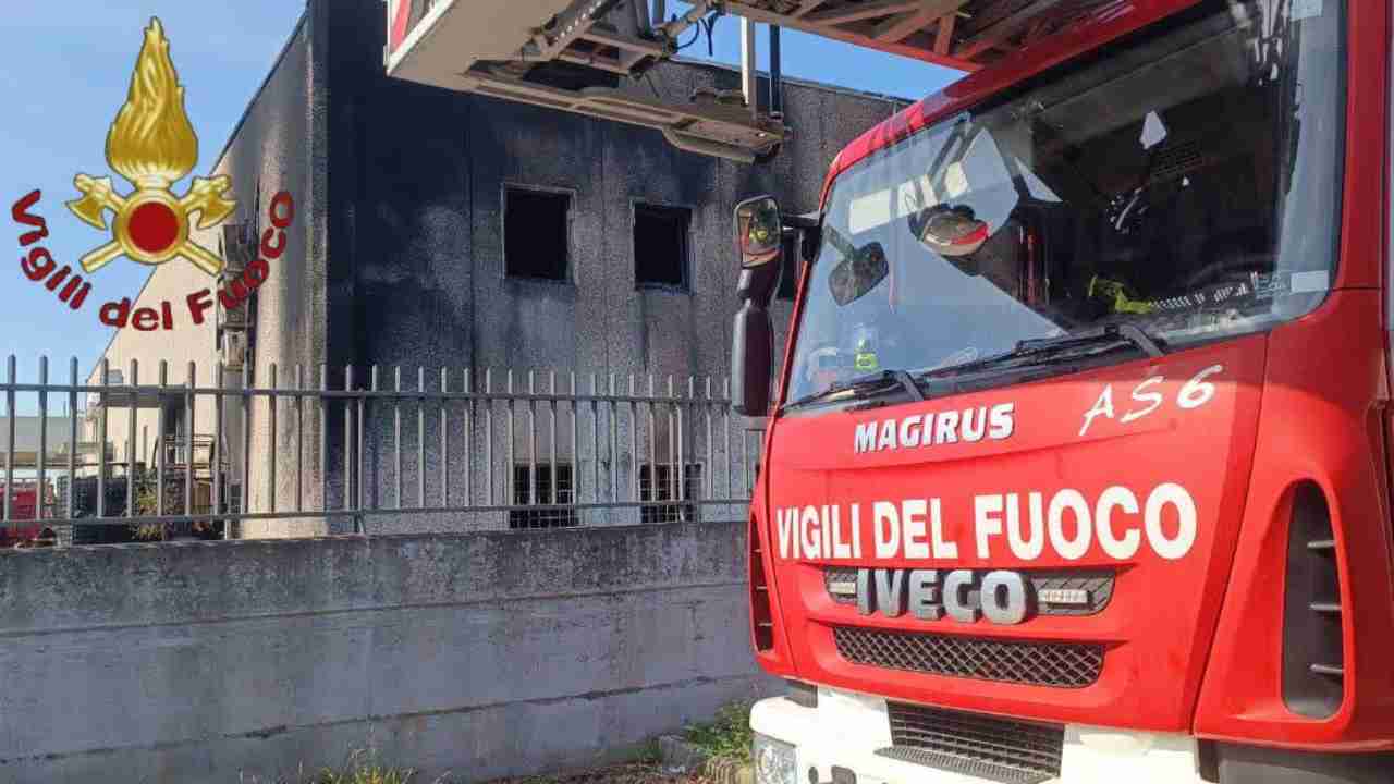 Capannone in fiamme a Fiano Romano