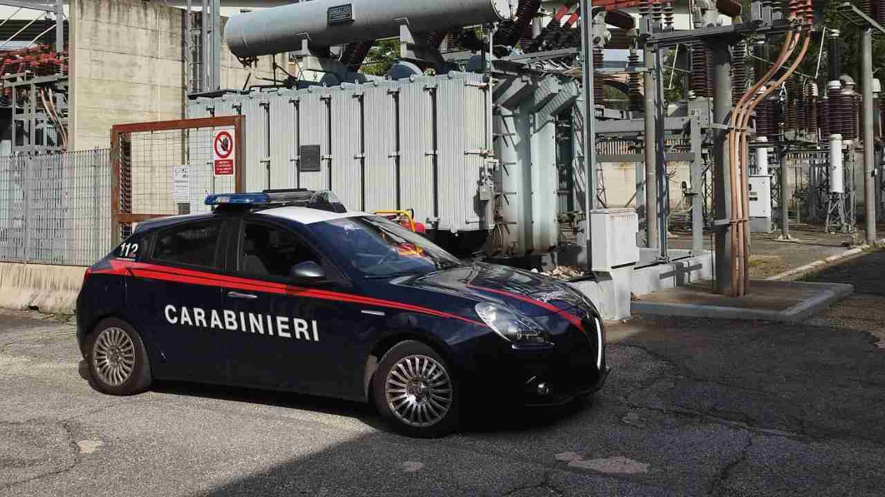 Carabinieri alla stazione elettrica di Roma