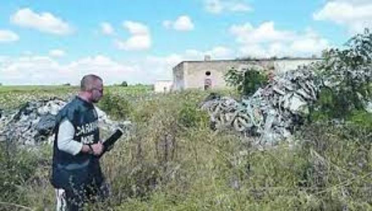 Sono tutti indagati a vario titolo di traffico illecito di rifiuti e realizzazione di discariche abusive, riciclaggio e autoriciclaggio. 