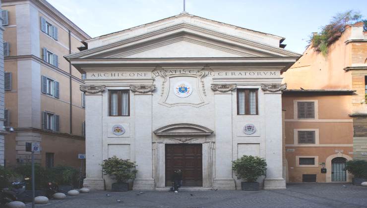 La Piazza della Pigna, descrizione, storia, conformazione, struttura e dettagli. Excursus sulla Chiesa di San Giovanni.