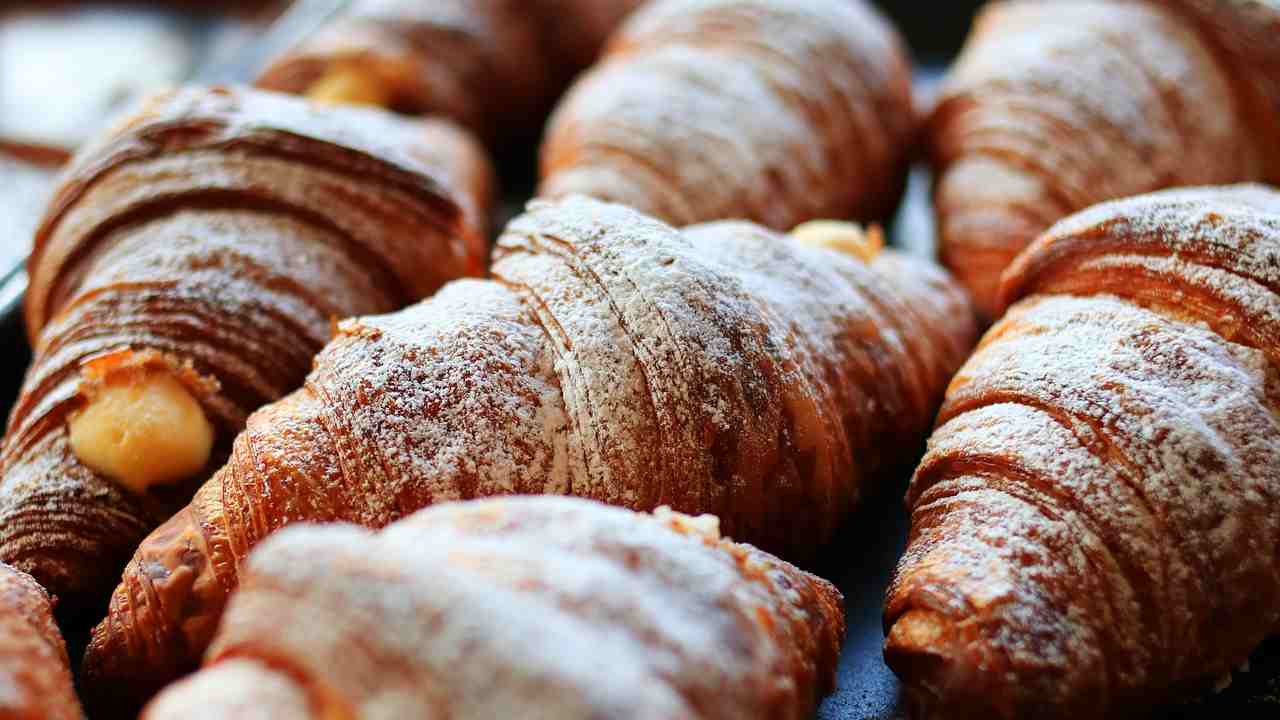 Colazione con un cornetto gigante