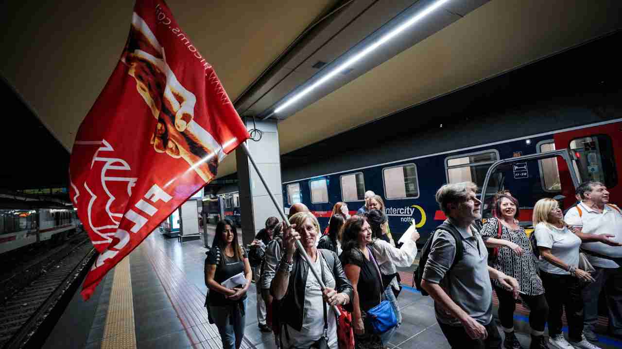 La partenza del treno, dalla stazione di Porta Nuova organizzato dalla Cgil, dei manifestanti per il corteo di domani a Roma, Torino, 06 ottobre 2023. ANSATINO ROMANO