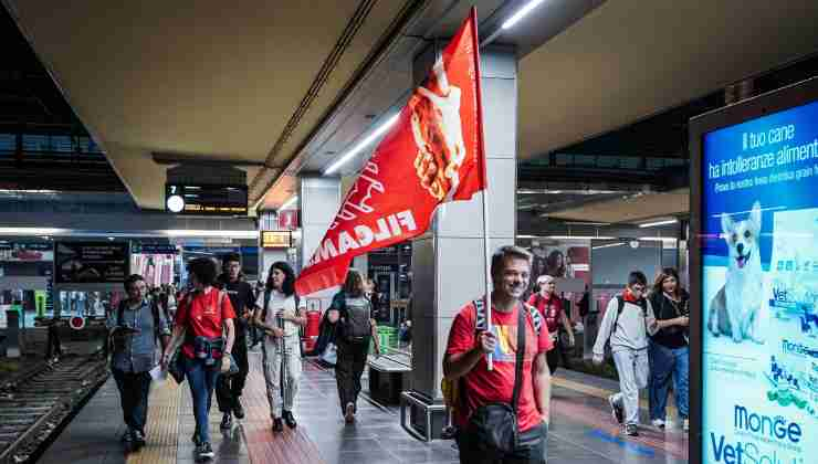 La partenza del treno, dalla stazione di Porta Nuova organizzato dalla Cgil, dei manifestanti per il corteo di domani a Roma, Torino, 06 ottobre 2023. ANSATINO ROMANO