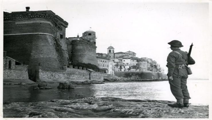 Un'immagine che riguarda lo sbarco delle truppe alleate angloamericane tra Anzio e Nettuno durante la Seconda Guerra Mondiale