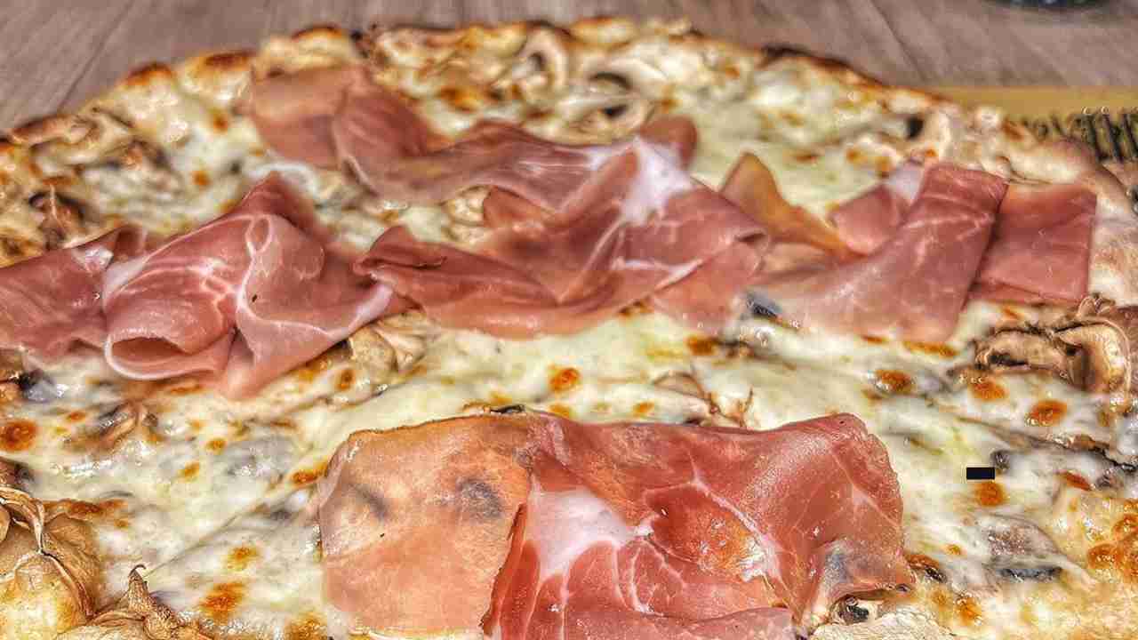 Pizza l'anormale a Papanostro Pizzeria