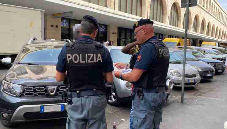 Poliziotti fuori la Stazione Termini