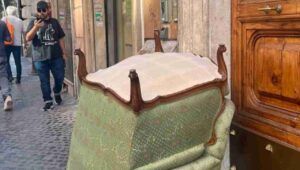 Poltrone abbandonate e segnalate da Trovamiqua