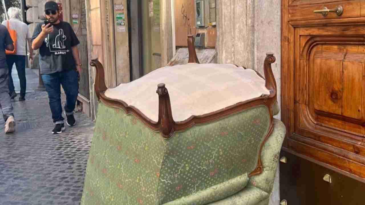 Poltrone abbandonate e segnalate da Trovamiqua