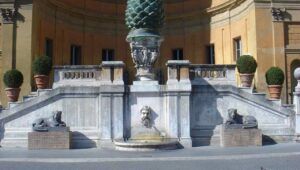 La Piazza della Pigna, descrizione, storia, conformazione, struttura e dettagli. Excursus sulla Chiesa di San Giovanni.
