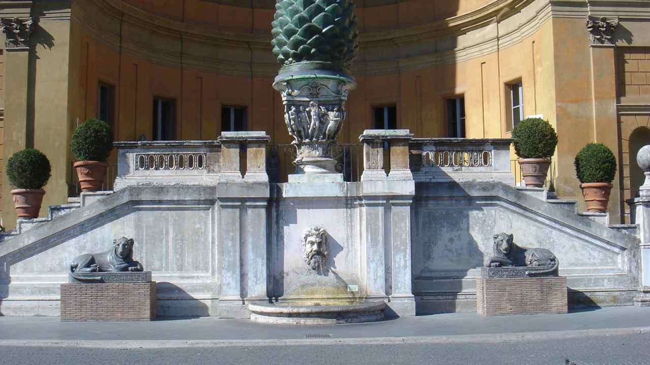 La Piazza della Pigna, descrizione, storia, conformazione, struttura e dettagli. Excursus sulla Chiesa di San Giovanni.