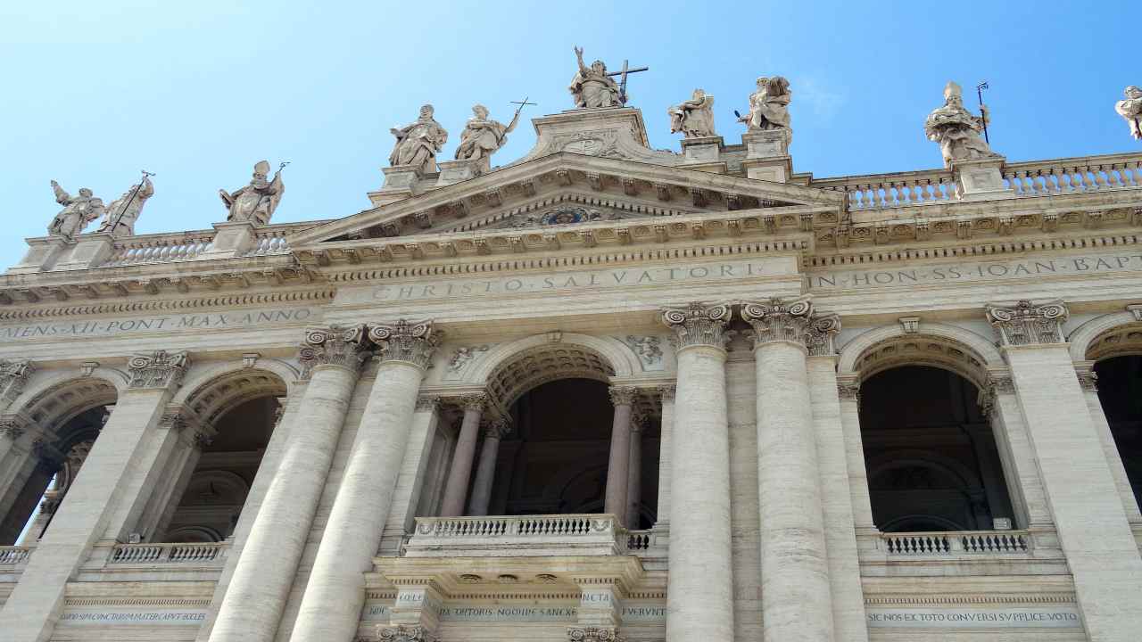 Il Palazzo dove vivevano i papi prima della cattività avignonese, la Basilica Salvatoris, poi dedicata a San Giovanni.
