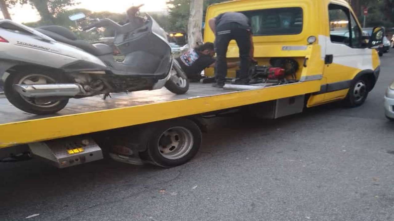 A Tor Bella Monaca è stato ritrovato uno scooter rubato. Il mezzo, con tutta probabilità, veniva utilizzato per furti e rapine.