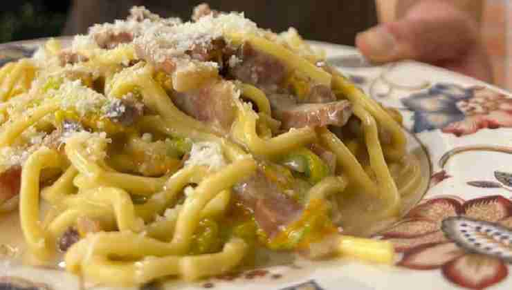 Tonnarello crema di pecorino, fiori di zucca e guanciale croccante dell'Osteria San Rocco Piacente a Frascati