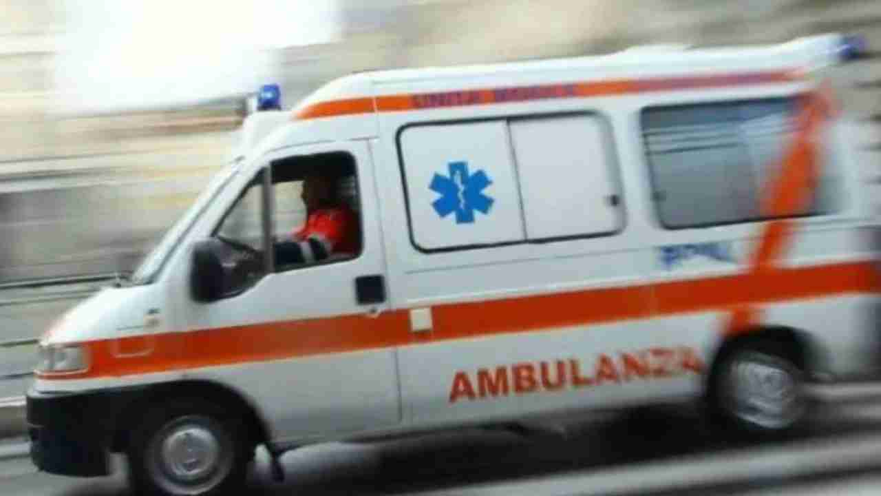 si lancia dall'ambulanza in corsa