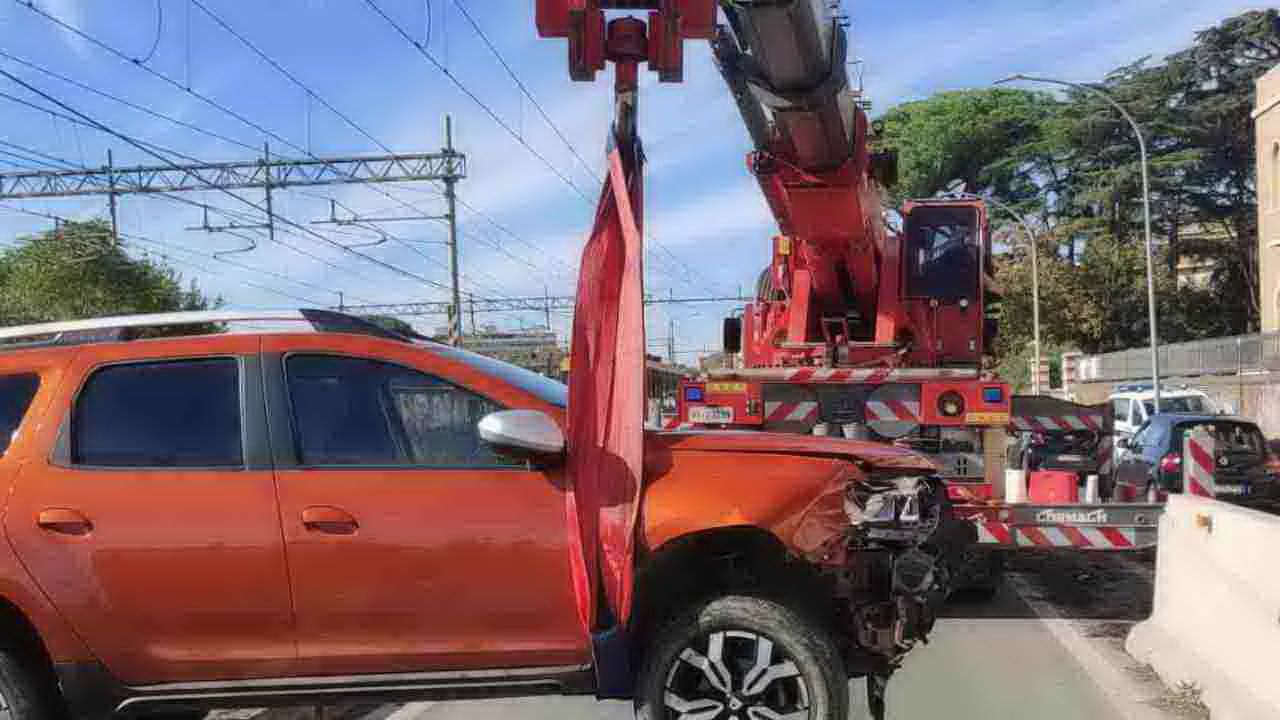finisce con l'auto sulle rotaie della Roma-Giardinetti