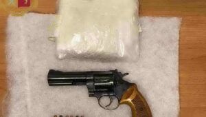 polizia, cocaina e pistola nell'armadio