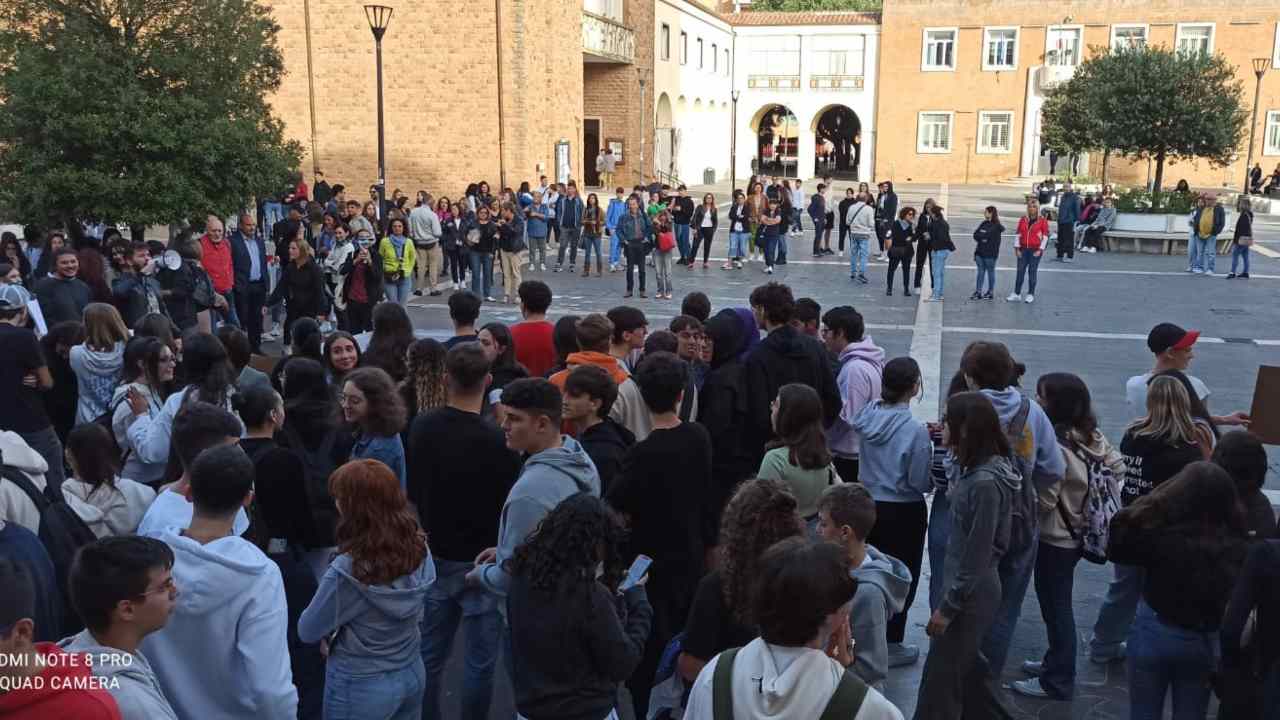 protesta studenti pomezia