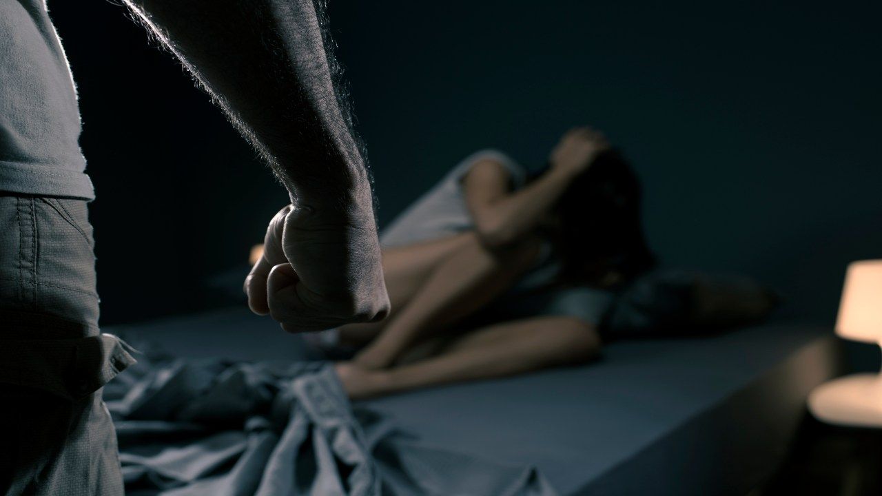 Segregata e violentata in un maneggio per due anni, ricostruito l’incubo di una 17enne nel processo Segregata e violentata in un maneggio per due anni, ricostruito l’incubo di una 17enne nel processo