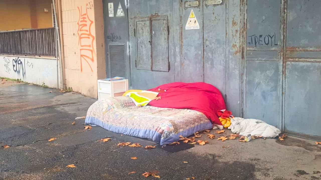 Accampamento nel quartiere di Lido Centro a Ostia